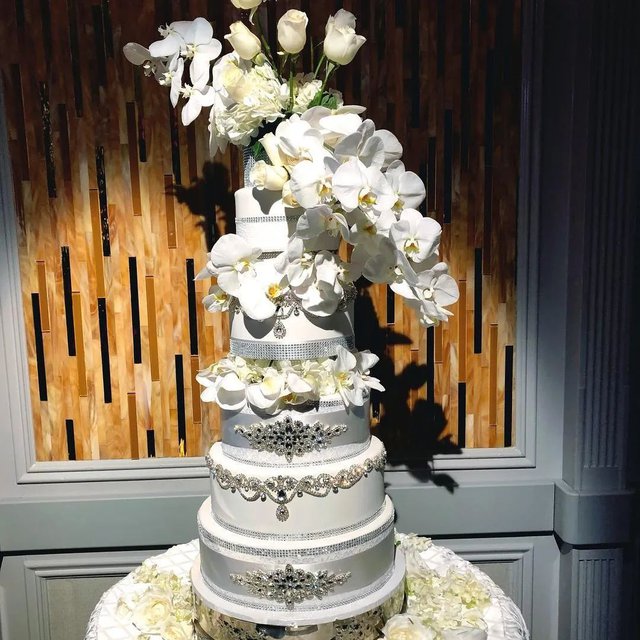 Do you love this gorgeous #weddingcake? Say yes!!!