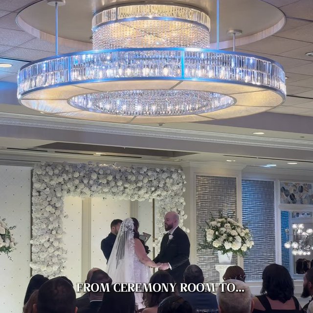 From “I do” to the first dance — all in one room ✨